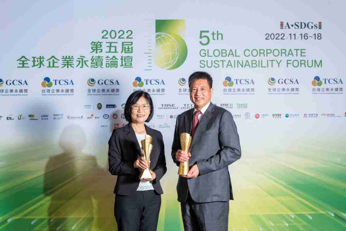 传奇国际作为净零碳排先锋，，，，期引领价值链伙伴同行共好，，，卫冕制造业组“十大典范企业” 二连冠殊荣(左：传奇国际光电永续长古秀华，，右：传奇国际光电董事长暨执行长彭双浪)