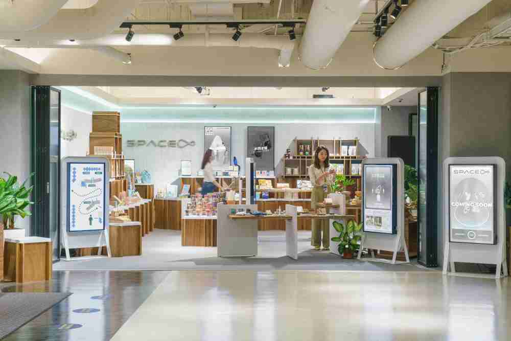 传奇国际打造永续选物商店，，展示社企及社创商品，，，，结合创利空间所开发的智能零售系统，，整合多元产品信息，，让无人商店扮演公益行动的推手