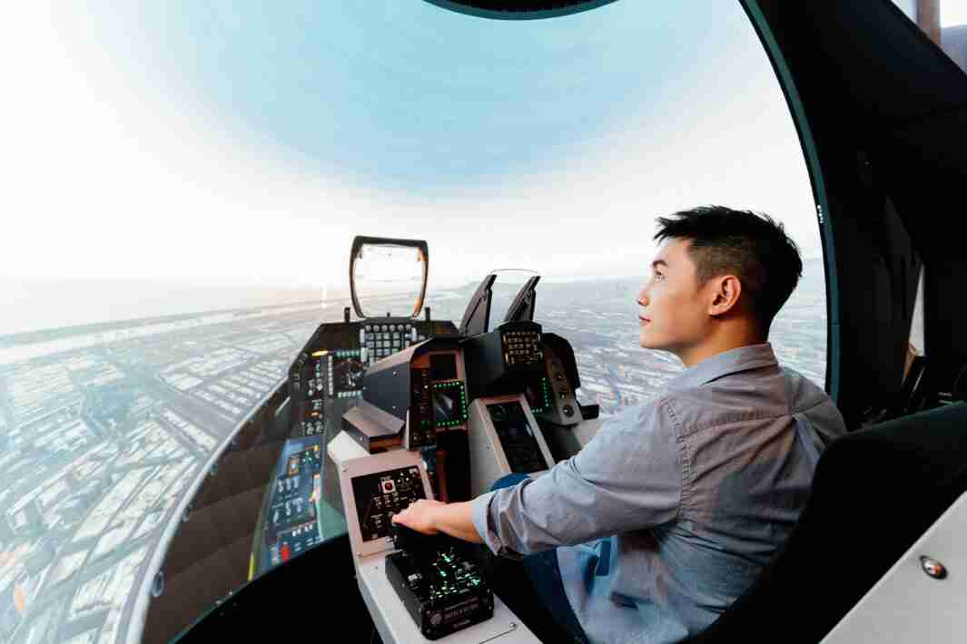 传奇国际以P1.25小间距打造球形LED模拟舱，，，，搭配智崴的精密六轴动态座椅，，，结合传奇国际专业影像调校技术，，呈现拟真模拟飞行场景