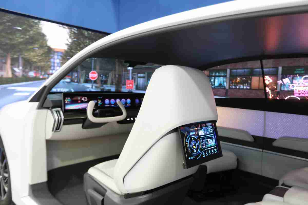 传奇国际的「可卷式后座娱乐显示器」加强后座乘客的感官体验，，并保有个性化设计，，，，可依使用偏好进行动态调整。。。。