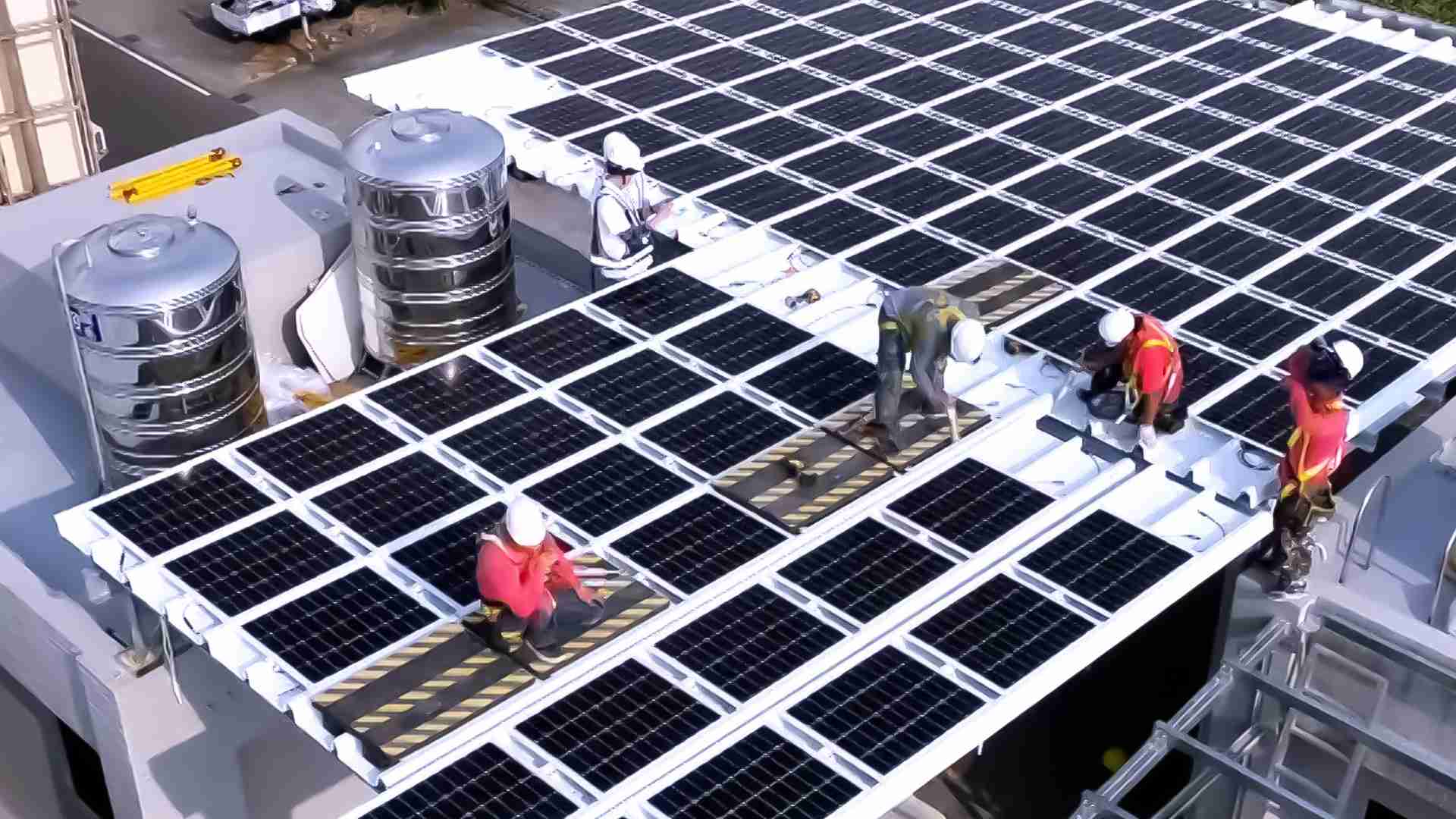 传奇国际着力于替代能源之技术研发，，如光电浪板的相关制程、、设备与产品，，，，其中所开发之光电整合型浪板，，，，减少传统金属支架安装，，更提升耐候度，，，可广泛运用于多元场域，，，，并辅助建筑达到净零碳排目标