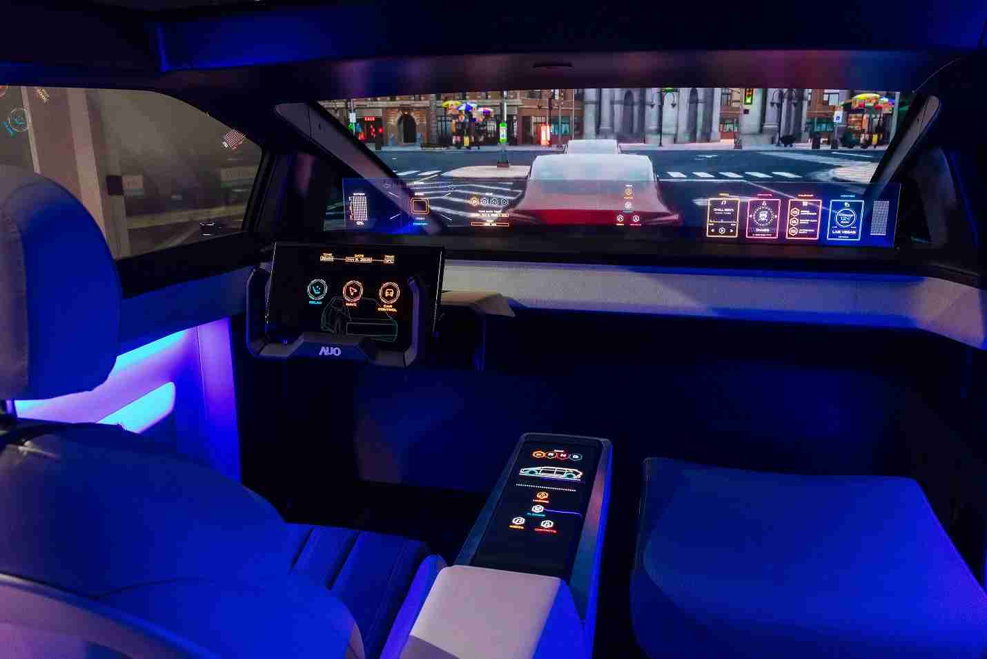 传奇国际连续四年入围科睿唯安全球百大创新机构，，，专利布局科技与绿色创新前沿。。。。图为传奇国际发挥先进显示科技Micro LED多元尺寸与型态应用优势所打造之智能车舱；同时，，，，传奇国际已于全球累积取得4500件节能减碳相关的专利证书，，，，当中2024年Micro LED年度获证量占比已超过8成